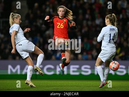 Leah Williamson (6) d'Angleterre et Valesca Ampoorter (26) de Belgique photographiés lors d'un match amical de football féminin entre les équipes nationales de football féminin d'Angleterre , appelées les Lionesses , Et la Belgique , appelée les flammes rouges , dans leur troisième et dernier match de la coupe Arnold Clark 2023 , mercredi 22 février 2023 à Bristol , ANGLETERRE . PHOTO SPORTPIX | David Catry Banque D'Images