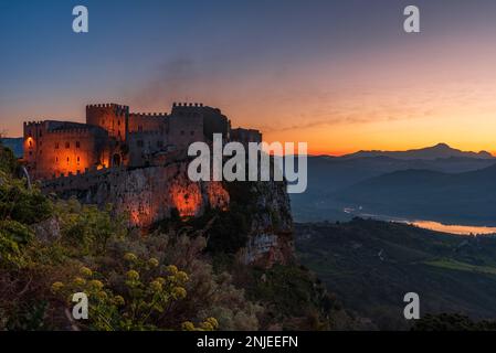 Vue panoramique du château de Caccamo au crépuscule, Sicile Banque D'Images