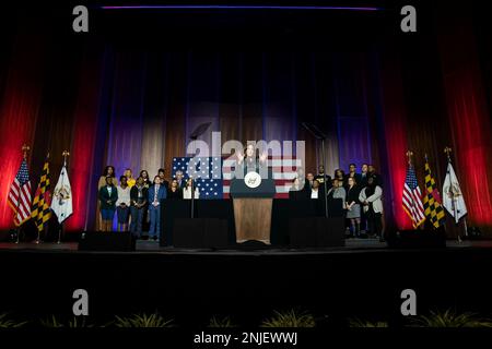 Bowie, Maryland, États-Unis. 22nd févr. 2023. Le vice-président des États-Unis, Kamala Harris, s'exprime mercredi à l'Université d'État de Bowie, Maryland, États-Unis, à 22 février, 2023. Harris a annoncé que les gens qui achètent leur première maison peuvent être admissibles à recevoir un certain allégement des coûts de l'assurance hypothécaire dans le cadre d'un programme qui a été dévoilé aujourd'hui. Crédit : Sarah Silbiger/Pool via CNP/dpa/Alay Live News Banque D'Images