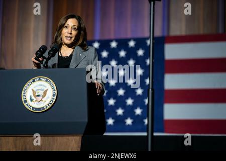 Bowie, Maryland, États-Unis. 22nd févr. 2023. Le vice-président des États-Unis, Kamala Harris, s'exprime mercredi à l'Université d'État de Bowie, Maryland, États-Unis, à 22 février, 2023. Harris a annoncé que les gens qui achètent leur première maison peuvent être admissibles à recevoir un certain allégement des coûts de l'assurance hypothécaire dans le cadre d'un programme qui a été dévoilé aujourd'hui. Crédit : Sarah Silbiger/Pool via CNP/dpa/Alay Live News Banque D'Images