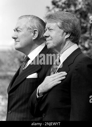 Le Président des États-Unis Jimmy carter, à droite, et le Premier ministre James Callaghan du Royaume-Uni de Grande Bretagne et d'Irlande du Nord, à gauche, sur la pelouse sud de la Maison Blanche à Washington, DC lors de la cérémonie d'arrivée officielle sur le crédit 10 mars 1977: Benjamin E. 'Gene' forte/CNP Banque D'Images