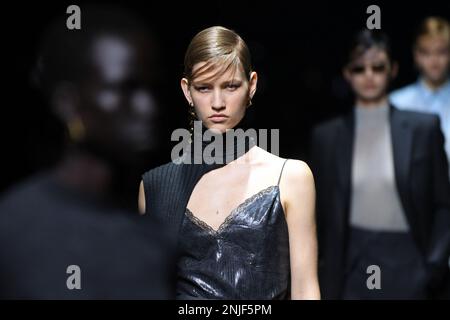Milan, Italie. 22nd févr. 2023. Les modèles présentent des créations de la collection Fendi automne/hiver 2023/2024 lors de la semaine de la mode de Milan à Milan, en Italie, le 22 février 2023. Credit: Jin Mamengni/Xinhua/Alamy Live News Banque D'Images
