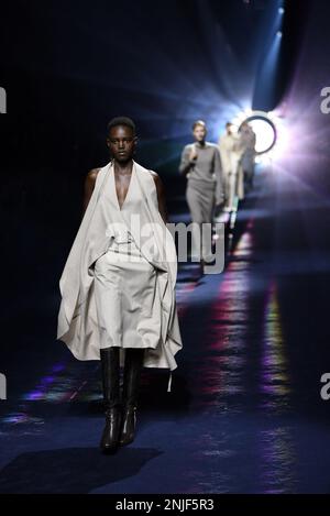 Milan, Italie. 22nd févr. 2023. Les modèles présentent des créations de la collection Fendi automne/hiver 2023/2024 lors de la semaine de la mode de Milan à Milan, en Italie, le 22 février 2023. Credit: Jin Mamengni/Xinhua/Alamy Live News Banque D'Images