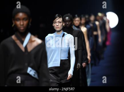 Milan, Italie. 22nd févr. 2023. Les modèles présentent des créations de la collection Fendi automne/hiver 2023/2024 lors de la semaine de la mode de Milan à Milan, en Italie, le 22 février 2023. Credit: Jin Mamengni/Xinhua/Alamy Live News Banque D'Images