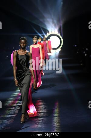 Milan, Italie. 22nd févr. 2023. Les modèles présentent des créations de la collection Fendi automne/hiver 2023/2024 lors de la semaine de la mode de Milan à Milan, en Italie, le 22 février 2023. Credit: Jin Mamengni/Xinhua/Alamy Live News Banque D'Images