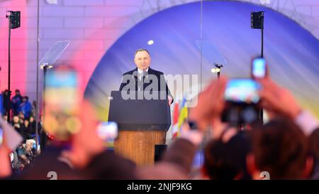 Varsovie, Pologne. 21 février 2023. Le président polonais Andrzej Duda aux jardins du château royal de Varsovie. Le discours sur l'anniversaire de l'invasion russe Banque D'Images