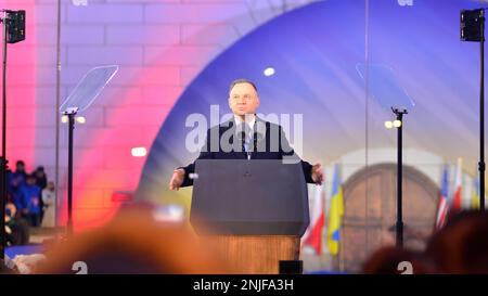 Varsovie, Pologne. 21 février 2023. Le président polonais Andrzej Duda aux jardins du château royal de Varsovie. Le discours sur l'anniversaire de l'invasion russe Banque D'Images