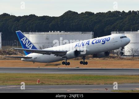 Préfecture de Chiba, Japon - 19 décembre 2020 : ANA Cargo Boeing B767-300ER(BCF) (JA8358) cargo. Banque D'Images