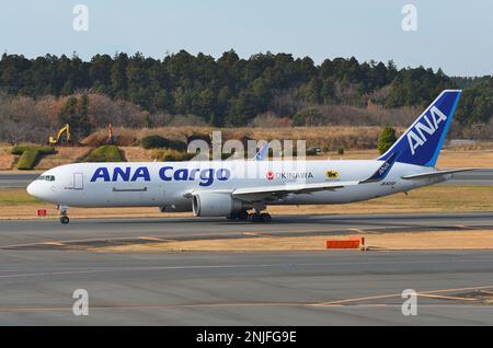 Préfecture de Chiba, Japon - 19 décembre 2020 : ANA Cargo Boeing B767-300F(ER) (JA605F) cargo. Banque D'Images
