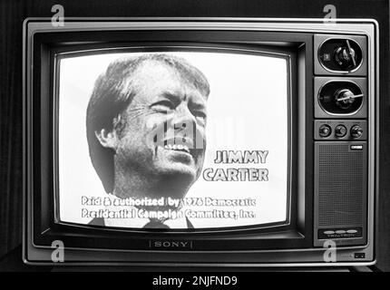 1976 publicités télévisées pour le candidat présidentiel démocrate Jimmy carter shon sur un téléviseur Sony Triniton 1970s. Les annonces ont été créées par le conseiller carter, directeur de la publicité, Gerald Rafshoon. Banque D'Images