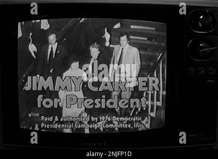 1976 publicités télévisées pour le candidat présidentiel démocrate Jimmy carter shon sur un téléviseur Sony Triniton 1970s. Les annonces ont été créées par le conseiller carter, directeur de la publicité, Gerald Rafshoon. Banque D'Images