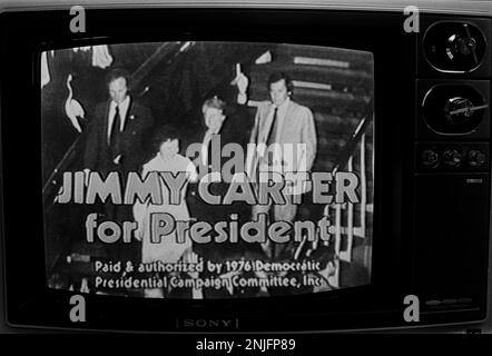 1976 publicités télévisées pour le candidat présidentiel démocrate Jimmy carter shon sur un téléviseur Sony Triniton 1970s. Les annonces ont été créées par le conseiller carter, directeur de la publicité, Gerald Rafshoon. Banque D'Images