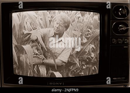 1976 publicités télévisées pour le candidat présidentiel démocrate Jimmy carter shon sur un téléviseur Sony Triniton 1970s. Les annonces ont été créées par le conseiller carter, directeur de la publicité, Gerald Rafshoon. Banque D'Images