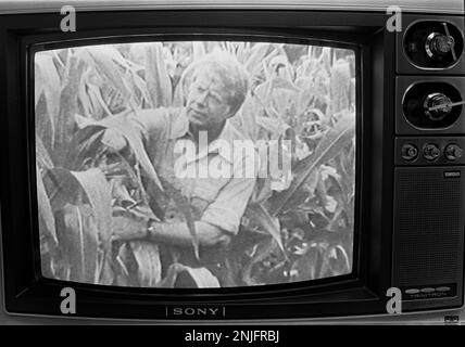 1976 publicités télévisées pour le candidat présidentiel démocrate Jimmy carter shon sur un téléviseur Sony Triniton 1970s. Les annonces ont été créées par le conseiller carter, directeur de la publicité, Gerald Rafshoon. Banque D'Images