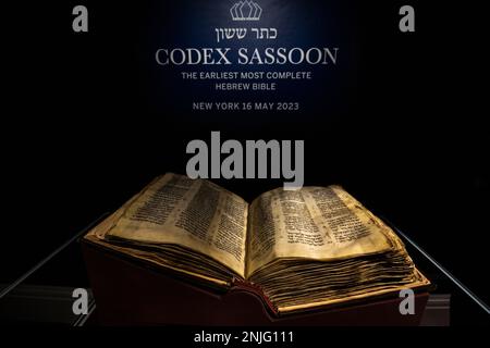 Londres, Royaume-Uni. 23 février 2023. La Bible hébraïque la plus ancienne et la plus complète, connue sous le nom de Codex Sassoon, (environ 30 à 50 millions) est présentée à la rue New Bond de Sotheby. C'est le texte imprimé ou le document historique le plus précieux jamais offert aux enchères et considéré comme l'un des livres les plus influents de l'histoire. Il sera mis aux enchères à Sotheby’s à New York le 16 mai. Credit: Stephen Chung / Alamy Live News Banque D'Images