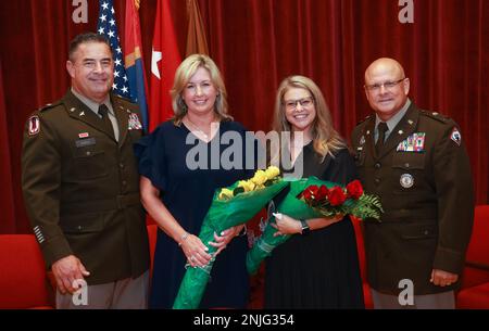 Adjudant-chef 5 Donnie Dukes (à gauche), adjudant-chef de commandement entrant (adjudant-chef) de la Garde nationale de l'Armée du Mississippi (MSARNG) et son épouse Michelle se tiennent avec l'adjudant-chef 5 Tommy Smith, L’Adjudant-chef sortant du MSARNG et son épouse Kimberly ables lors de la cérémonie de changement de responsabilité de l’Adjudant-chef de commandement du MSARNG au Centre d’instruction des forces interarmées du Camp Shelby, Mississippi, le 7 août 2022. Banque D'Images