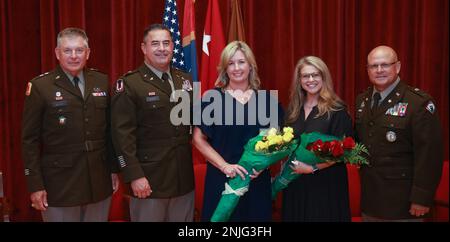 De gauche à droite, le général Janson D. Boyles, adjudant général du Mississippi, est accompagné de l'adjudant-chef 5 Donnie Dukes, adjudant-chef du commandement entrant (CCWO) de la Garde nationale de l'Armée du Mississippi (MSARNG), de sa femme Michelle, Kimberly ables, épouse de l'adjudant-chef 5 Tommy Smith, Et Smith, adjudant-chef sortant du MSARNG, lors de la cérémonie de changement de responsabilité de l'adjudant-chef de commandement du MSARNG, au Centre d'instruction de la Force interarmées du Camp Shelby, Mississippi, le 7 août 2022. Banque D'Images