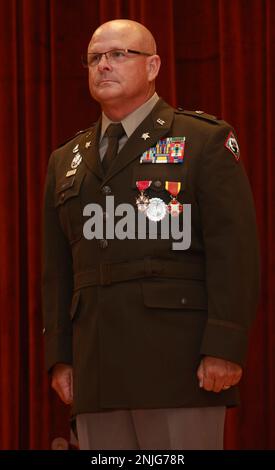 Adjudant-chef 5 Tommy Smith, ancien adjudant-chef de commandement de la Garde nationale de l'Armée du Mississippi, se tient devant le public lors de sa cérémonie de retraite au Camp Shelby joint Forces Training Centre, Mississippi, le 7 août 2022. Il a reçu la Légion du mérite et la Croix du magnolia du Mississippi pendant la cérémonie. Banque D'Images