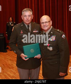 Le général de division Janson D. Boyles, adjudant général du Mississippi, est accompagné de l'adjudant-chef 5 Tommy Smith, ancien adjudant-chef de commandement de la Garde nationale de l'Armée du Mississippi, lors de la cérémonie de retraite de Smith au Camp Shelby joint Forces Training Centre, Mississippi, le 7 août 2022. Smith a reçu la Légion du mérite et la Croix du magnolia du Mississippi pendant la cérémonie. Banque D'Images