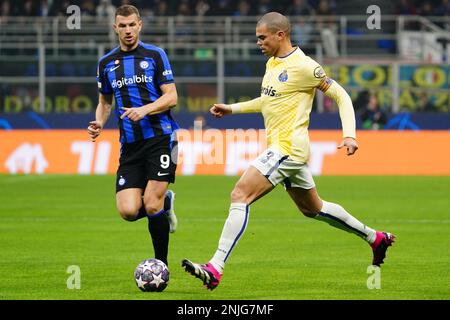 Pepe (FC Porto) lors du match de football de la Ligue des champions de l'UEFA entre le FC Internazionale et le FC Porto sur 22 février 2023 au stade Giuseppe Meazza de Milan, en Italie. Photo Luca Rossini/E-Mage Banque D'Images