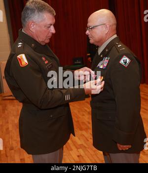 Le général de division Janson D. Boyles, adjudant général du Mississippi, octroie un prix à l'adjudant-chef 5 Tommy Smith, ancien adjudant-chef de commandement de la Garde nationale de l'Armée du Mississippi, lors de sa cérémonie de retraite au Camp Shelby joint Forces Training Centre, Mississippi, le 7 août 2022. Smith a reçu la Légion du mérite et la Croix du magnolia du Mississippi pendant la cérémonie. Banque D'Images