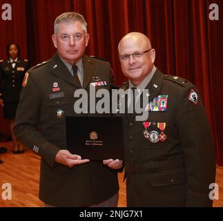 Le général de division Janson D. Boyles, adjudant général du Mississippi, est accompagné de l'adjudant-chef 5 Tommy Smith, ancien adjudant-chef de commandement de la Garde nationale de l'Armée du Mississippi, lors de la cérémonie de retraite de Smith au Camp Shelby joint Forces Training Centre, Mississippi, le 7 août 2022. Smith a reçu la Légion du mérite et la Croix du magnolia du Mississippi pendant la cérémonie. Banque D'Images