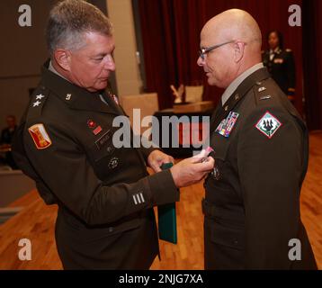 Le général de division Janson D. Boyles, adjudant général du Mississippi, octroie un prix à l'adjudant-chef 5 Tommy Smith, ancien adjudant-chef de commandement de la Garde nationale de l'Armée du Mississippi, lors de sa cérémonie de retraite au Camp Shelby joint Forces Training Centre, Mississippi, le 7 août 2022. Smith a reçu la Légion du mérite et la Croix du magnolia du Mississippi pendant la cérémonie. Banque D'Images