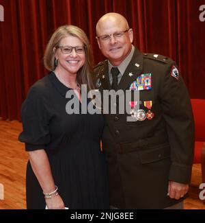 L'adjudant-chef 5 Tommy Smith, ancien adjudant-chef de commandement de la Garde nationale de l'armée du Mississippi, et son épouse Kimberly ables se réunissent lors de sa cérémonie de retraite au Camp Shelby joint Forces Training Centre, Mississippi, le 7 août 2022. Banque D'Images