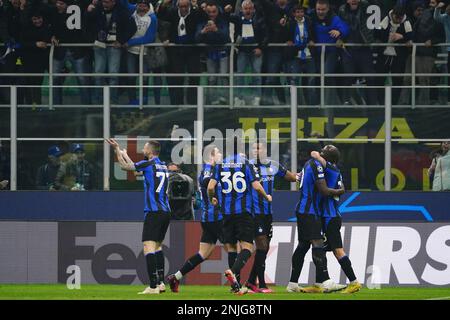 L'équipe (FC Inter) célèbre le but de Romelu Lukaku (FC Inter) lors du match de football de la Ligue des champions de l'UEFA entre le FC Internazionale et le FC Porto sur 22 février 2023 au stade Giuseppe Meazza de Milan, en Italie. Photo Luca Rossini/E-Mage Banque D'Images