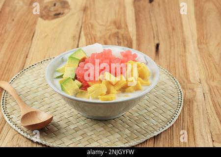 Es Campur Oyen Khas Bandung, fruits mélangés à la perle de Sagoo et à la jeune viande de noix de coco, servis froids avec du lait concentré et du sirop doux Banque D'Images