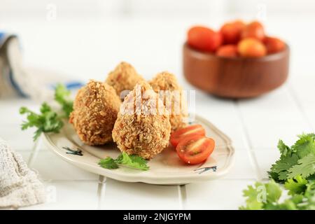 Coxinha. Croquette frite avec poulet râpé. Collations frites brésiliennes Banque D'Images