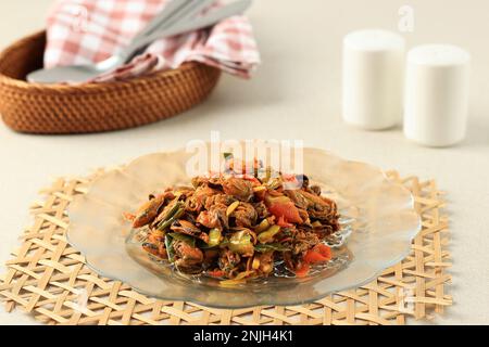 Sauté de moules avec Chili et oignon vert, moule asiatique. Gros plan Banque D'Images