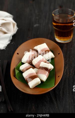 Getuk Tigna Warna ou Getuk Trio, en-cas javanais traditionnel sucré de Magelang. Un mélange de manioc et de noix de coco, sur une table en bois Banque D'Images