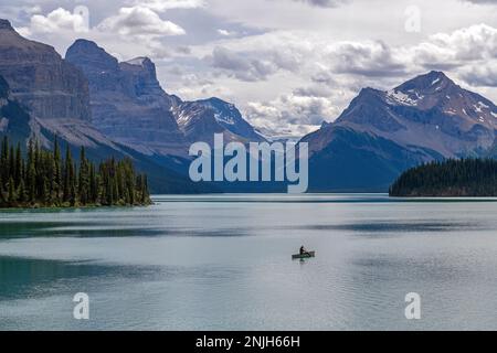 Homme en canoë sur le lac Maligne, dans les montagnes rocheuses canadiennes, parc national Jasper, Alberta, Canada. Banque D'Images