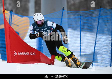 Bakuriani, Géorgie. 22nd févr. 2023. Qin Zihan, de Chine, participe à la compétition de l'équipe mixte parallèle de slalom aux Championnats du monde FIS Snowboard, Freestyle et Freeski à Bakuriani, en Géorgie, le 22 février 2023. Credit: Tamuna Kulumbegashvili/Xinhua/Alay Live News Banque D'Images