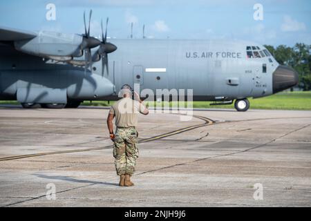 Tech. Le Sgt Benjamin Rowe, chef d'équipage de l'escadron de maintenance des aéronefs 803rd à la base aérienne de Keesler, Mrs., salue un Super Hercules C-130J affecté à l'escadron de transport aérien 815th avant le décollage le 8 août 2022. Cela a marqué le dernier maréchal de Rowe alors qu’il se transforme en premier sergent. Banque D'Images