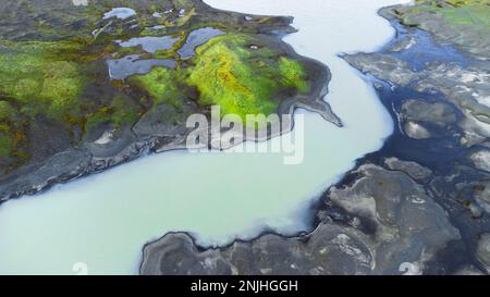 Paysage avec collines et rivière glacier en Islande. Belle nature pure dans le nord du pays, vue aérienne de drone Banque D'Images