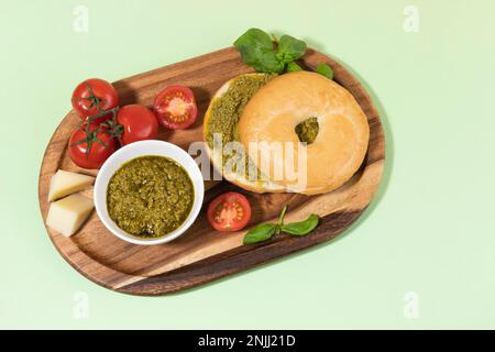 pesto au basilic frais et pain Banque D'Images