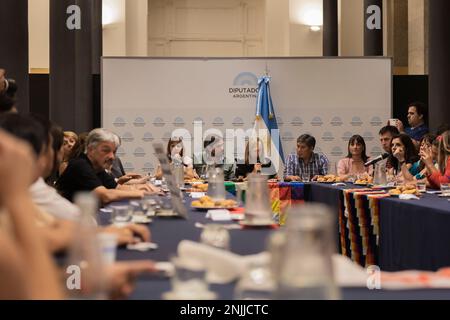 Buenos Aires, Argentine. 22nd février 2023. Le député national Alejandro Vilca et le législateur de la ville de Buenos Aires Alejandrina Barry, tous deux de PTS-Frente de Izquierda, après leur voyage au Pérou en tant que membres des commissions des droits de l'homme du Congrès et de la Législature, Présenté en audience publie un rapport sur les violations des droits de l'homme au Pérou. Les députés nationaux Myriam Bregman, Nicolás del Caño du PTS et les Péruviens autoconvoqués à Buenos Aires étaient présents à l'audience publique. (Crédit : Esteban Osorio/Alay Live News) Banque D'Images
