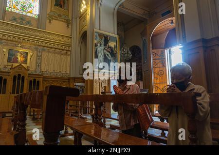 Mexico. 22nd févr. 2023. Mexique: Des milliers de fidèles vont dans les églises locales pour marquer leur front avec des cendres en forme de croix à la paroisse de la Sainte famille située dans le Nord de Rome dans le cadre de la célébration du 'mercredi des cendres', avec laquelle le Carême commence. Sur 22 février 2023 à Mexico, Mexique. (Credit image: © David Patricio/eyepix via ZUMA Press Wire) USAGE ÉDITORIAL SEULEMENT! Non destiné À un usage commercial ! Banque D'Images