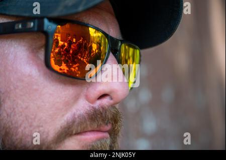 A ÉTATS-UNIS L'entrepreneur de la Force aérienne observe des étudiants pendant le vol Fieldcraft hostile (FCH) à la base commune McGuire-dix-Lakehurst le 8 août 2022. FCH est un cours de pré-déploiement offert par le 421st Escadron d'entraînement au combat, composé de membres répartis dans 43 codes spécialisés de la Force aérienne, qui sont dédiés à son chef d'état-major de la mission nolisée de la Force aérienne pour offrir une formation de soutien au combat expéditionnaire. Banque D'Images