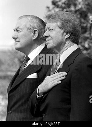 Le Président des États-Unis Jimmy carter, à droite, et le Premier ministre James Callaghan du Royaume-Uni de Grande Bretagne et d'Irlande du Nord, à gauche, sur la pelouse sud de la Maison Blanche à Washington, DC lors de la cérémonie d'arrivée officielle sur 10 mars, 1977Credit: Benjamin E. 'Gene' forte/CNP/Sipa USA Credit: SIPA USA/Alamy Live News Banque D'Images