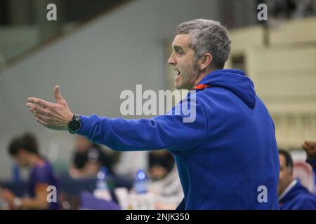 Gijon, Espagne. 22nd févr. 2023. Gijon, ESPAGNE: L'entraîneur de Super Amara Bera Bera, Imanol Alvarez fait des indications pendant le 16th jour de la Ligue Iberdrola 2022-23 entre Motive.co Gijon et Super Amara Bera Bera avec la défaite des locaux par 23-35 sur 22 février 2023, au Pavillon des sports de la Arena à Gijon, (Photo d'Alberto Brevers/Pacific Press) crédit: Pacific Press Media production Corp./Alay Live News Banque D'Images