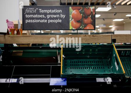 Londres, Royaume-Uni. 22nd févr. 2023. Des étagères vides de tomates fraîches sont vues dans un supermarché Tesco à Londres. Les supermarchés de toute la Grande-Bretagne luttent actuellement pour maintenir l'approvisionnement en légumes frais et en fruits tels que les tomates, le poivre et le concombre en raison des conditions météorologiques défavorables en Europe du Sud. Les supermarchés en chaîne, dont Aldi et Tesco, ont annoncé des restrictions de rationnement et d'achat de certains fruits et légumes. (Photo de Hesther ng/SOPA Images/Sipa USA) crédit: SIPA USA/Alay Live News Banque D'Images