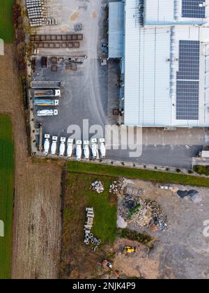 Groupe de chariots de ciment vue aérienne de haut en bas de drone Banque D'Images