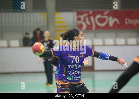 Gijon, Asturies, Espagne. 22nd févr. 2023. Gijon, ESPAGNE: Le joueur de Gijon Carmen Arroyo (70) avec le ballon pendant le match de 16th de la Ligue Iberdrola 2022-23 entre Motive.co Gijon et Super Amara Bera Bera avec défaite des locaux par 23-35 sur 22 février 2023, dans le Pavillon des sports de la Arena à Gijon, Espagne. (Credit image: © Alberto Brevers/Pacific Press via ZUMA Press Wire) USAGE ÉDITORIAL SEULEMENT! Non destiné À un usage commercial ! Banque D'Images