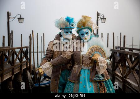 Venise, Italie. 17th févr. 2023. (2/17/2023) Venise et son Carnaval. La ville a accueilli des milliers de personnes pour le carnaval, les masques de toutes sortes ont coloré et animé cette ville merveilleuse. (Photo de Stefano Cappa/Pacific Press/Sipa USA) Credit: SIPA USA/Alay Live News Banque D'Images