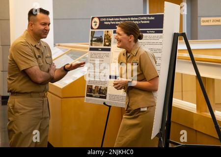 SILVER SPRING, Md. (8 août 2022) le directeur, Agence de la santé de la Défense, Santé publique, sous-ministre adjoint, Brandon L. Taylor, parle avec le lieutenant Cmdr. Elizabeth Cooper lors d'une visite au Centre de recherche médicale navale. Banque D'Images