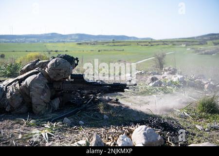 ÉTATS-UNIS Les parachutistes de l'armée affectés au 2nd Bataillon, 503rd Airborne Infantry Regiment, 173rd Airborne Brigade tirent un M240B lors d'une compétition de tir de mitrailleuse à Larnaca, Chypre, le 17 février 2023, dans le cadre de l'exercice Silver Falcon 23. Silver Falcon 23 est un exercice bilatéral entre les États-Unis et Chypre, conçu pour améliorer l'interopérabilité entre les militaires des deux nations afin de s'assurer qu'ils sont prêts à toute éventualité, en particulier ceux qui impliquent une intervention en cas de crise et des opérations d'évacuation non combattantes. La Brigade aéroportée de 173rd est la U.S. Intervention d'urgence de l'armée Forc Banque D'Images