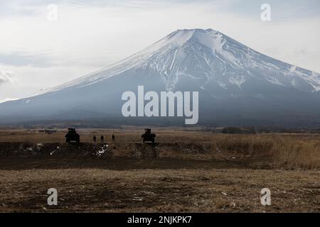 ÉTATS-UNIS Marines avec 3D Bataillon, 4th Marines se préparent à tirer des SYSTÈMES de missiles de REMORQUAGE à partir de véhicules blindés légers pendant Fuji Viper 23,2 au Centre d'entraînement d'armes combinées, Camp Fuji, Japon, 3 février 2023. Fuji Viper fournit des Marines opérant au Japon avec des possibilités d'entraînement réalistes pour exercer des armes combinées et maintenir la compétence, la létalité et la préparation. 3/4 est déployé dans l'Indo-Pacifique sous le titre 4th Marines, 3D Marine Division dans le cadre du Programme de déploiement d'unité. (É.-U. Photo du corps marin par le Cpl Diana Jimenez) Banque D'Images